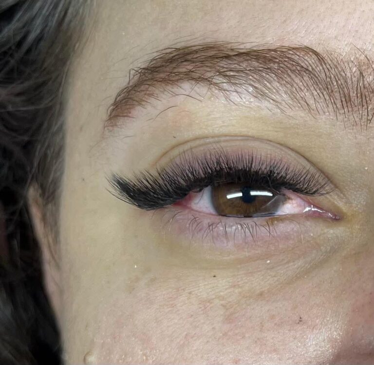 Sobrancelhas e cílios · Linda Vinhedo - Salão de Beleza — salao em Jardim Italia, Vinhedo - SP